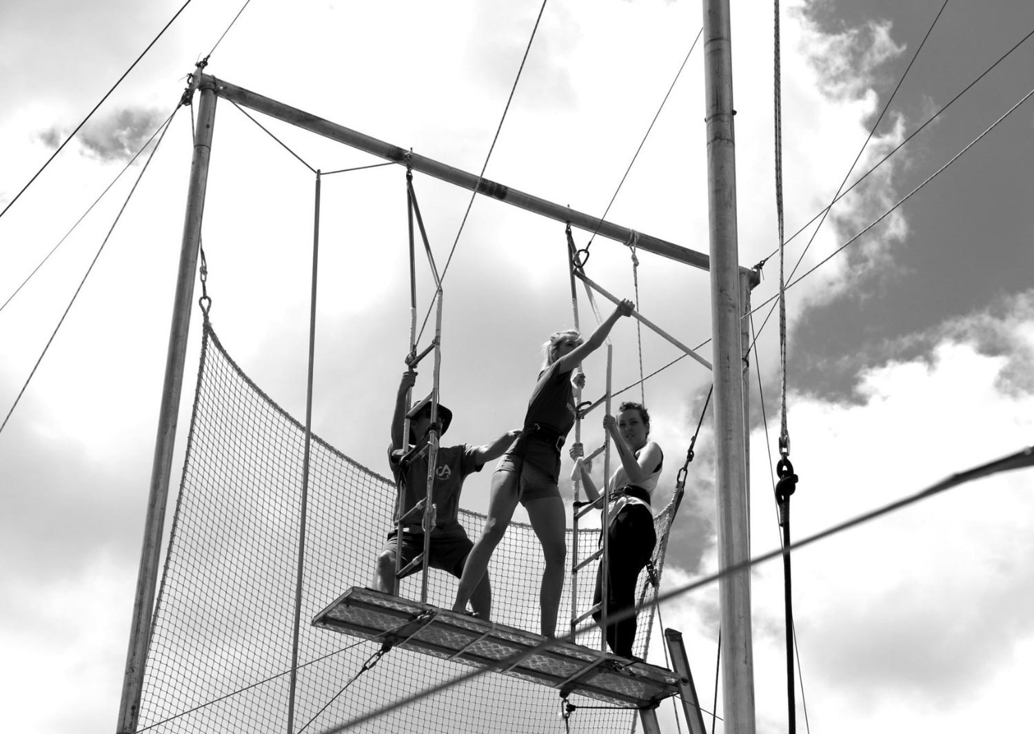 Learning to take off the flying trapeze board - intermediate flying trapeze class